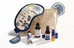 Omaggio pochette + maschera occhi + 4 cosmetici