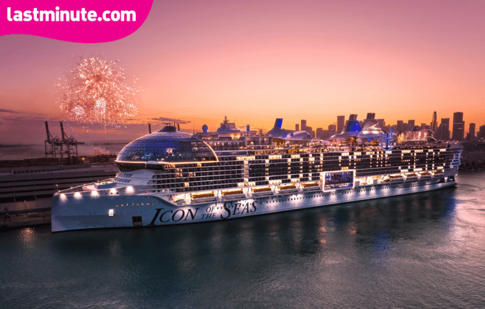Nave da crociera illuminata al tramonto, offerta lastminute.com per vacanze in mare