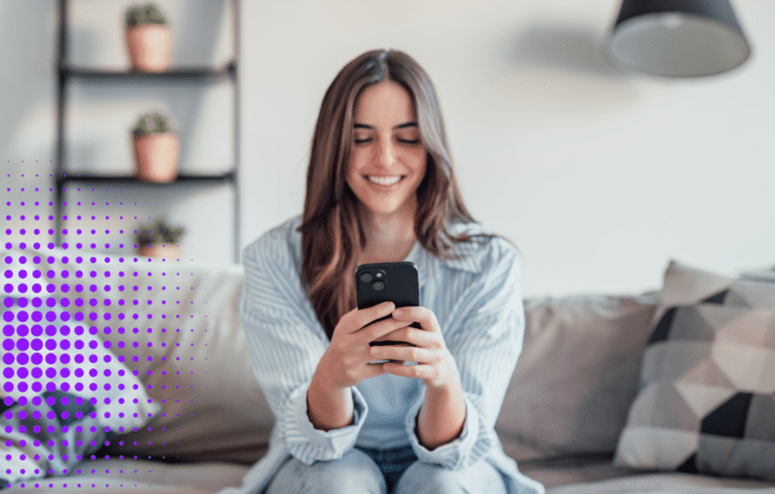 Studentessa che utilizza codici sconto studenti per acquisti online