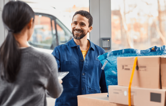 Addetto alla consegna IKEA che recapita pacchi a domicilio