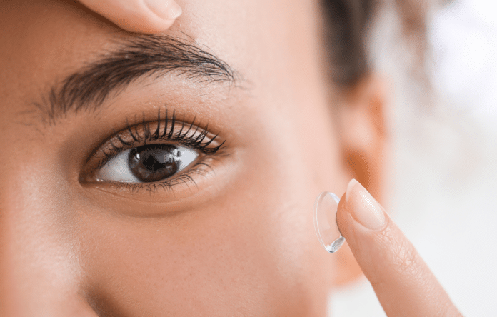 lenti a contatto appoggiate su superficie bagnata