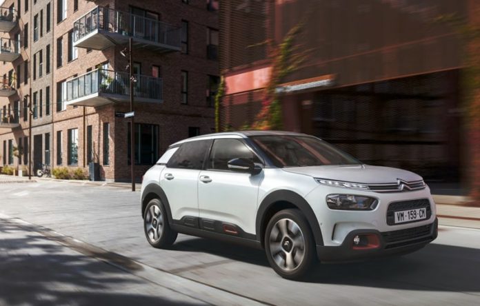 Auto bianca che si muove nel quartiere