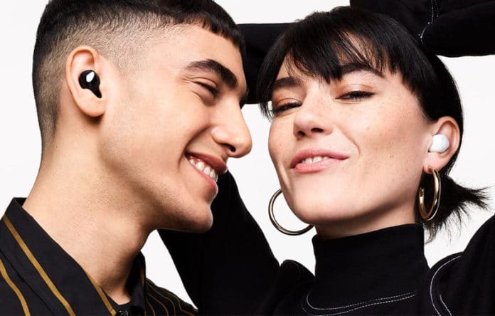 Uomo e donna che indossano auricolari bluetooth wireless