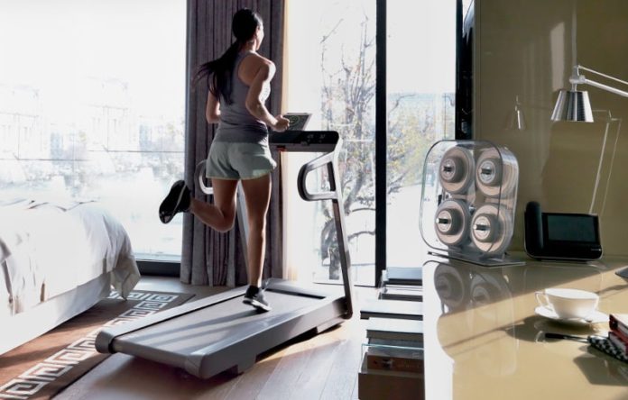 Donna che corre sul tapis roulant