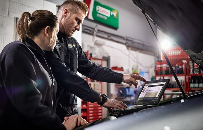 Tecnici in officina analizzano l’auto prima dell'acquisto di ricambi online
