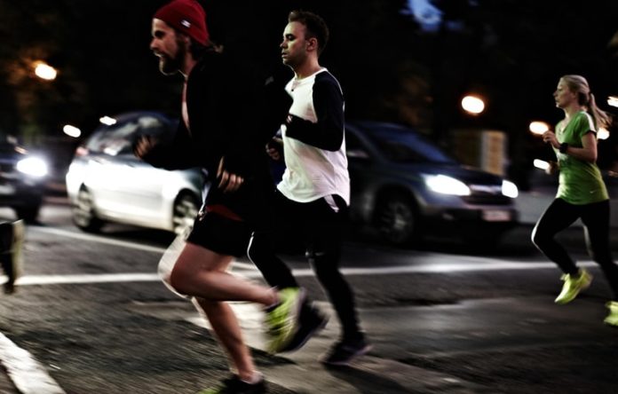 amici che corrono insieme