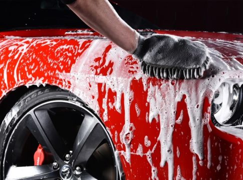 Pulizia auto fai da te: cosa serve, quanto costa e come risparmiare