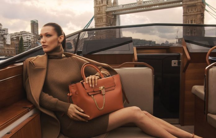 Come vestirsi a 50 anni: i look irresistibili e gli outfit giusti