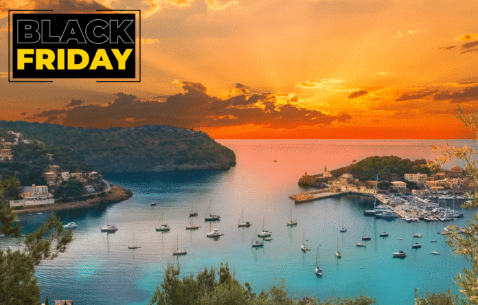 Baia tropicale al tramonto con grafica Black Friday per offerte viaggi