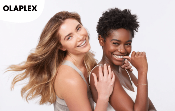 Due donne con capelli sani e luminosi dopo trattamenti Olaplex