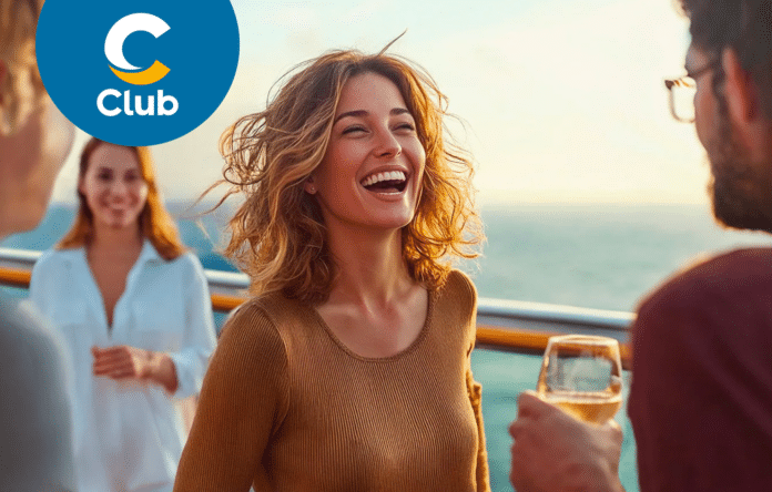 Donna sorridente su una nave da crociera Costa, simbolo del programma fedeltà C Club