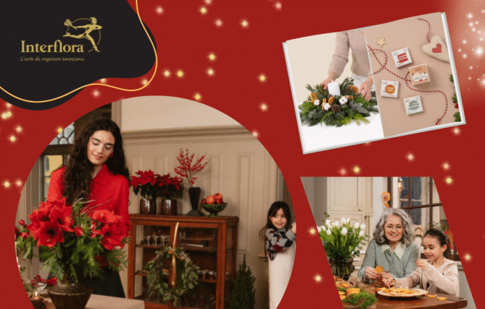 Donna che prepara un bouquet Interflora con stelle di Natale e decorazioni natalizie, da regalare con consegna in giornata.