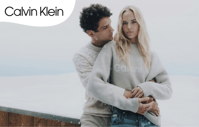 Calvin Klein uomo e donna con look invernali minimal durante le Occasioni Invernali