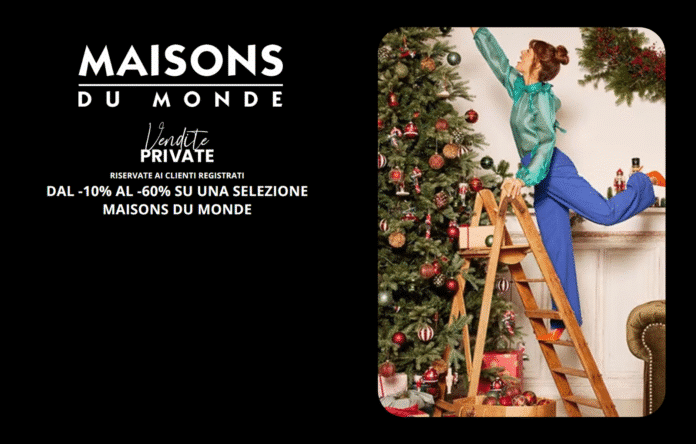 Donna che decora l’albero di Natale durante le Vendite Private Maisons du Monde con sconti fino al 60%