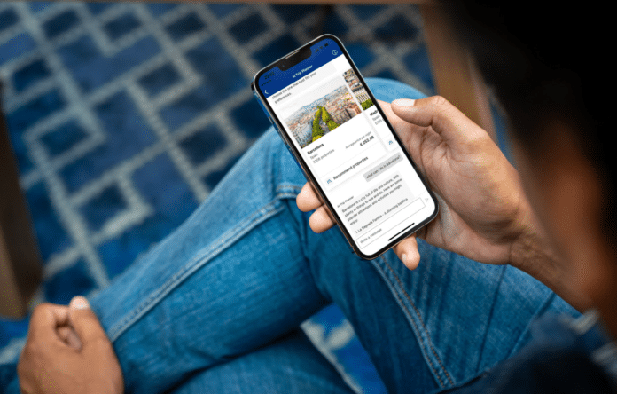 Persona che prenota un viaggio online su app