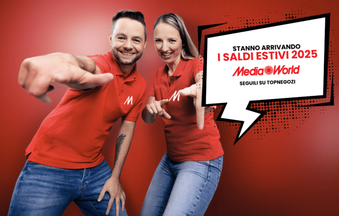 Cliente felice con borse della spesa davanti a un negozio Mediaworld durante i saldi estivi 2025