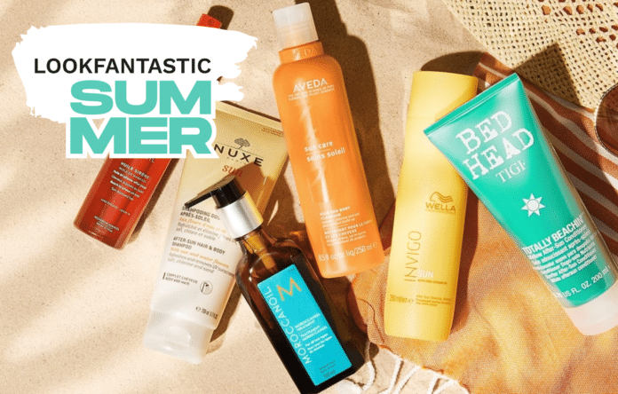 Kit di prodotti solari e skincare estivi su sfondo naturale