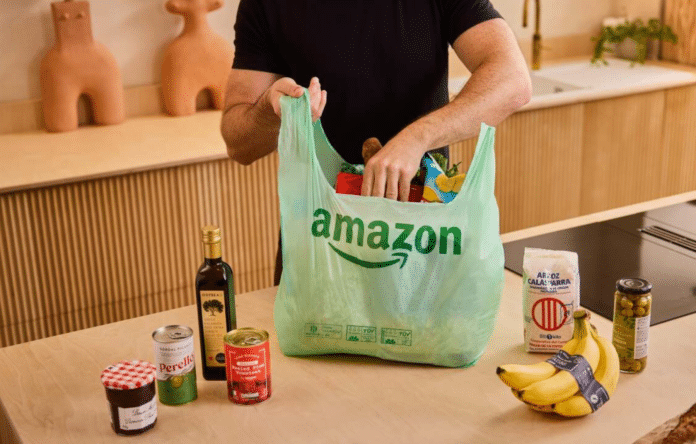 Cliente disfa la spesa ricevuta con Amazon Fresh, servizio di consegna in giornata