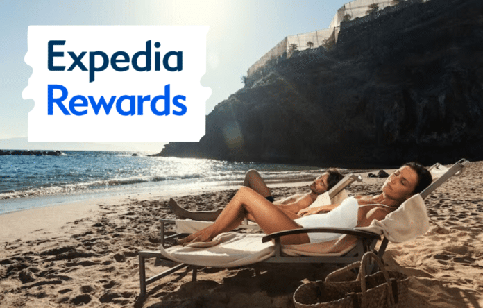 Due viaggiatori si rilassano in spiaggia: Expedia Rewards premia ogni prenotazione con sconti e vantaggi esclusivi