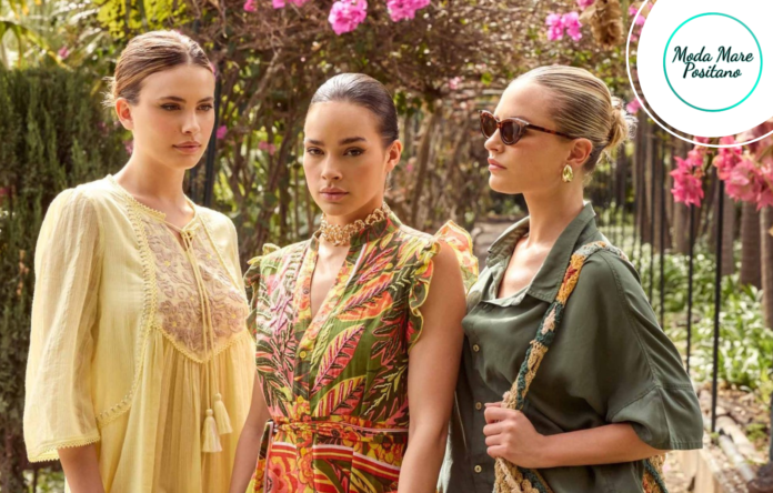 Tre donne indossano abiti lunghi e raffinati della collezione Moda Mare Positano 2025