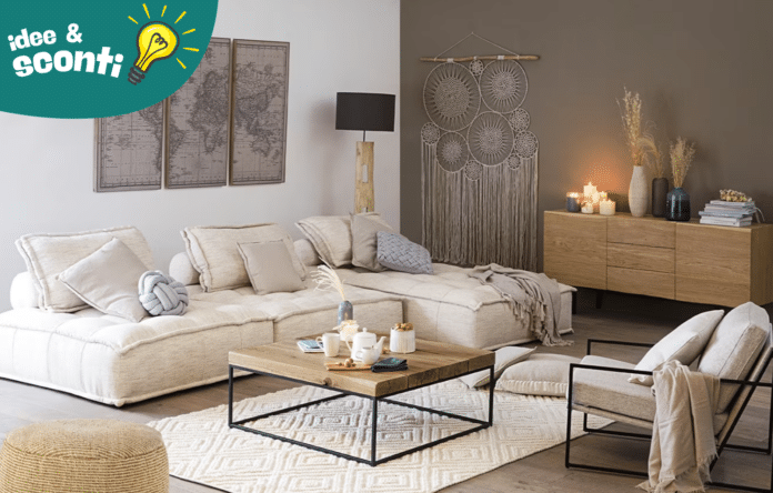 Salotto moderno con divano chiaro e tavolino in stile minimal