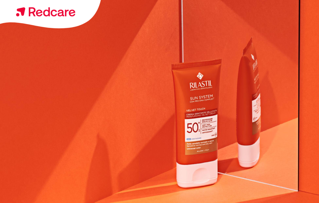 Confezioni di solari Rilastil in esposizione con cartello sconto -50%, promozione attiva su Redcare