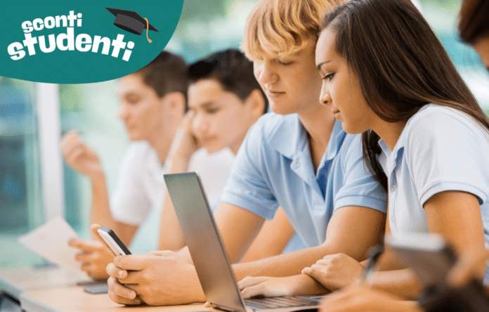 Gruppo di studenti universitari che lavora insieme al computer in aula