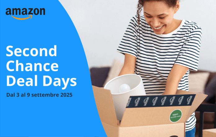 Donna felice apre un pacco Amazon durante i Second Chance Deal Days