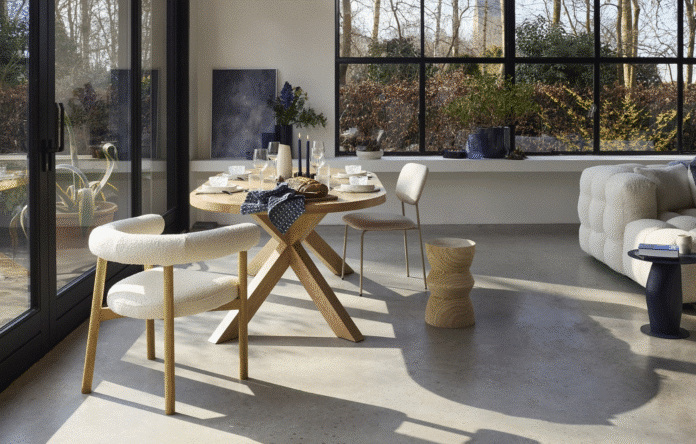 Tavolo con sedie moderne in salotto luminoso, arredamento autunno in offerta