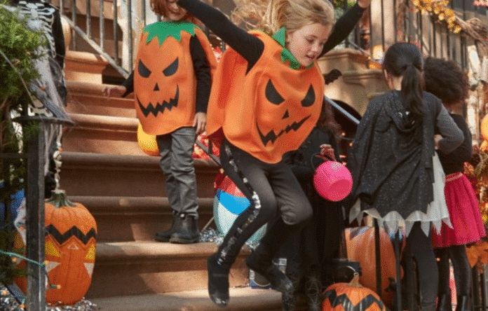 Bambini vestiti con costumi di Halloween che fanno dolcetto o scherzetto