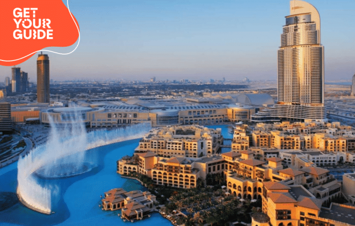 Vista panoramica di Dubai con fontana e grattacieli