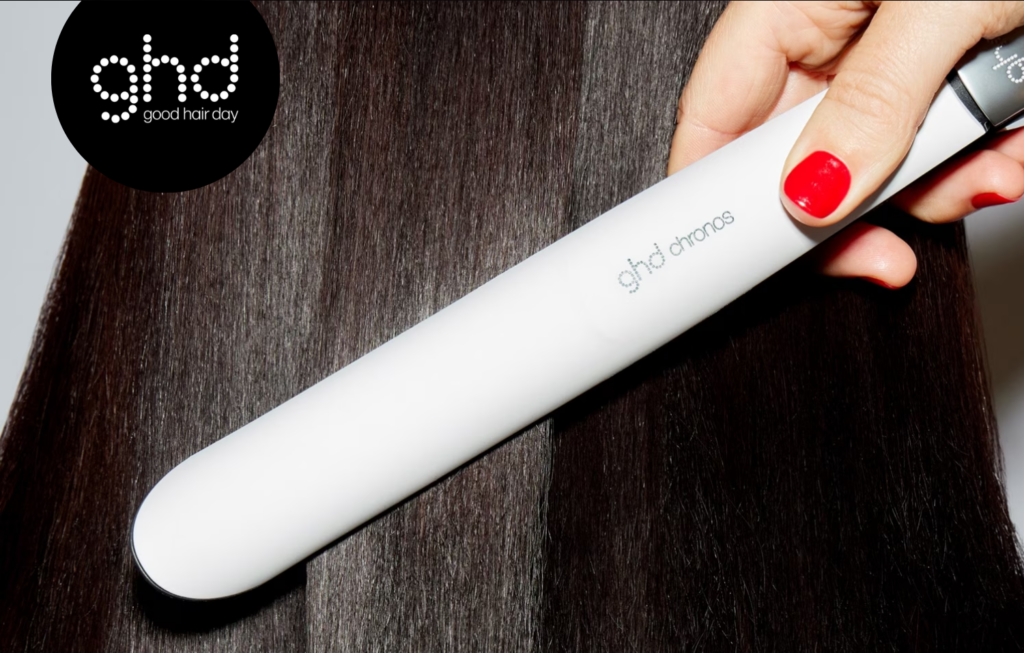 Piastra GHD Chronos bianca utilizzata per capelli lisci e luminosi