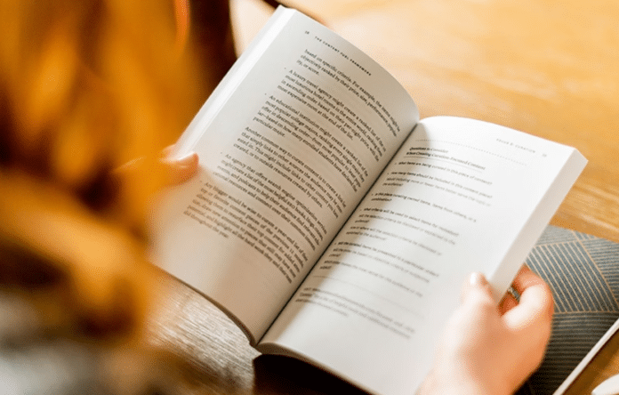 Studente sfoglia un libro scolastico – offerte scuola 2025