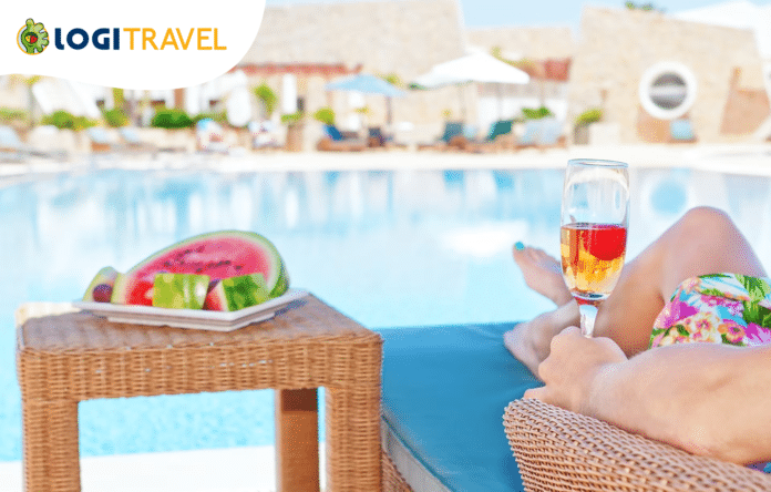Relax in piscina con drink durante una vacanza last minute Logitravel