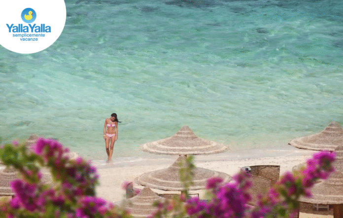 Donna in riva al mare a Sharm El Sheikh durante le vacanze natalizie Yalla Yalla