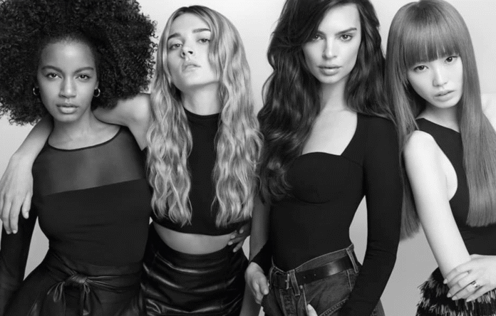 Quattro donne con acconciature diverse che mostrano capelli sani e curati