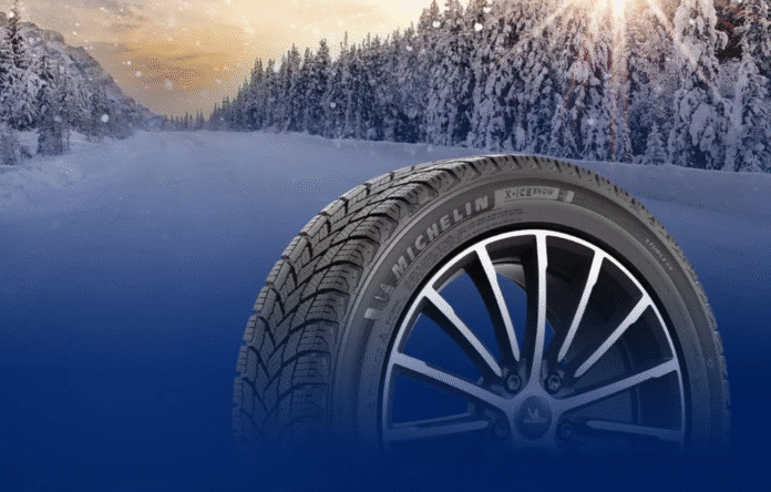 Gomme invernali montate su auto in strada innevata, acquistabili online con offerte e coupon Topnegozi