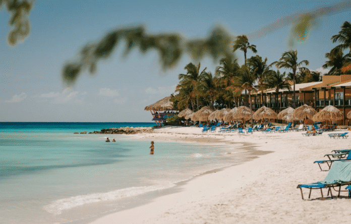 Coppia in viaggio autunnale a novembre con valigia e offerte hotel e voli Topnegozi