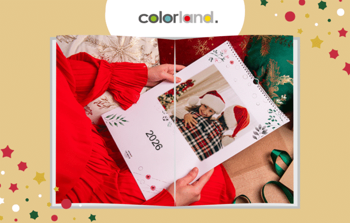 Calendario fotografico Colorland 2026 personalizzato con immagini natalizie, sfogliato a mano