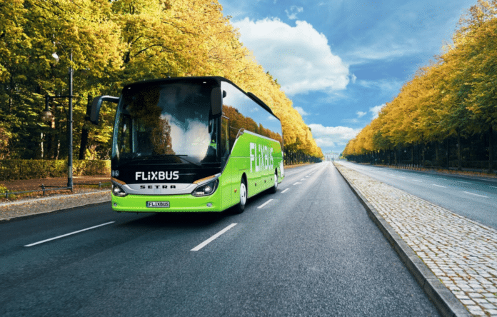 Autobus FlixBus in viaggio su una lunga tratta stradale europea
