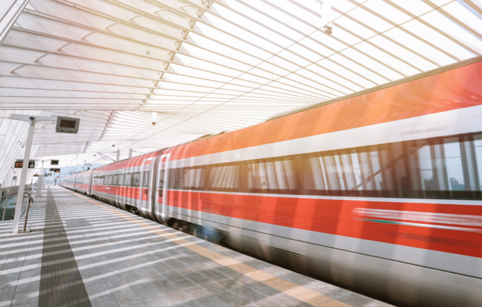 Treno Frecciarossa Trenitalia in stazione, esempio di Alta Velocità e prezzi variabili
