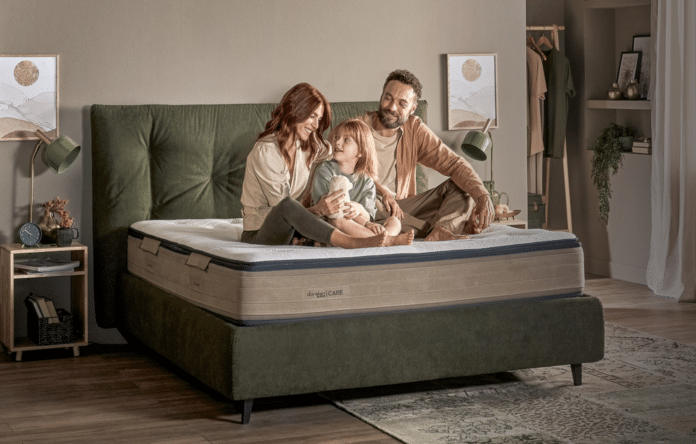 Famiglia seduta su un materasso Dorelan in una camera da letto moderna