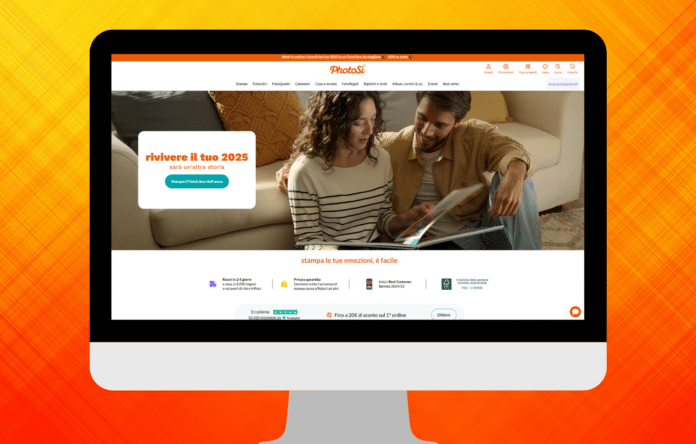 Homepage del sito Photosì visualizzata su desktop con una coppia che sfoglia un fotolibro personalizzato