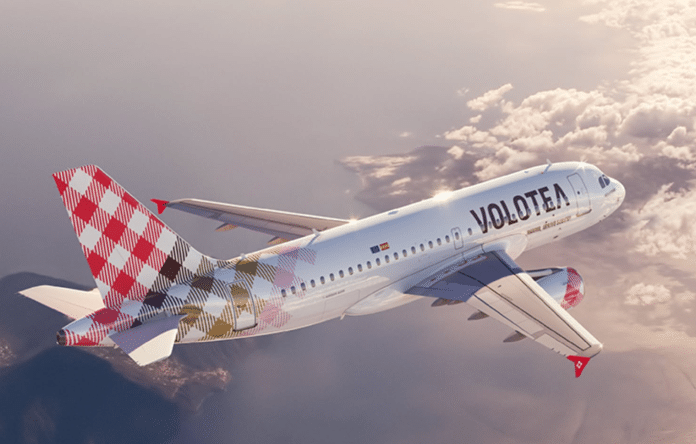 Aereo Volotea in volo durante una tratta europea low cost