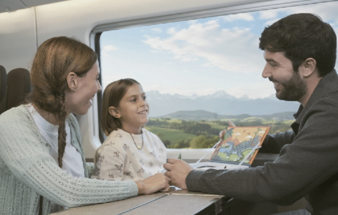 Famiglia che viaggia in treno in Italia durante un viaggio Trenitalia