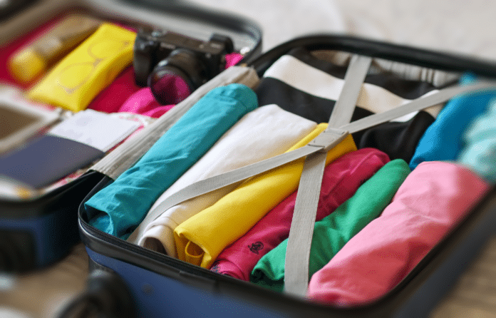Valigia smart organizzata con vestiti arrotolati per una settimana di vacanza