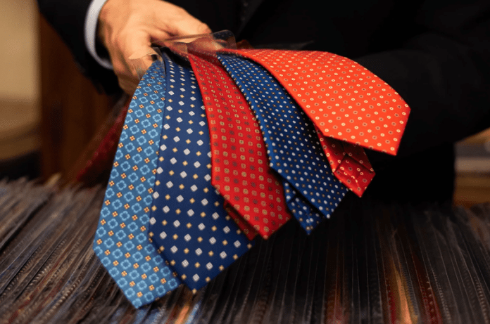 Selezione di cravatte da uomo eleganti in diversi colori e fantasie